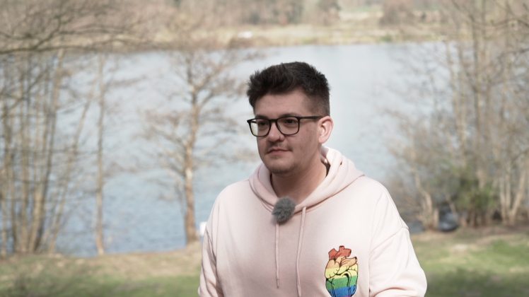 Nicht nur im Alltag haben queere Menschen es oftmals schwer: Trans-Mann Fynn aus Delmenhorst machte auch schlechte Erfahrungen mit einer Behörde. Seine Geschichte erzählt er nun in der ARD-Doku „Jeder Tag ein Kampf? Queere Menschen in Deutschland“.