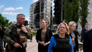 Entwicklungsministerin Svenja Schulze hat bei ihrer Reise in die Ukraine den Kiewer Vorort Borodjanka besucht. Foto: Natacha Pisarenko/AP/dpa