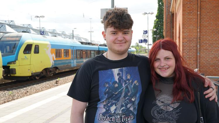 Wenn sie sich treffen, fahren Alois und Angelina (von links) sonst mit Einzelfahrscheinen mit der Westfalenbahn zwischen Meppen und Lingen. Durch das 9-Euro-Ticket können sie einiges an Geld sparen. 
