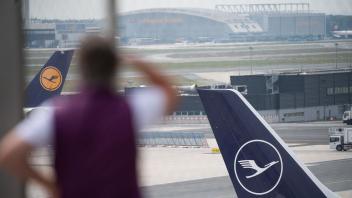 Die Lufthansa sieht die Durchsetzung der Maskenpflicht nun als Sicherheitsrisiko. Foto: Sebastian Gollnow/dpa