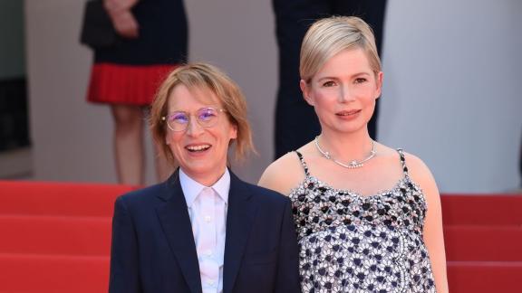 Regisseurin Kelly Reichardt, (l) und die hochschwangere Schauspielerin Michelle Williams stellten ihren Film "Showing Up" in Cannes vor. Foto: Doug Peters/PA Wire/dpa Regisseurin Kelly Reichardt, (l) und die hochschwangere Schauspielerin Michelle Williams stellten ihren Film "Showing Up" in Cannes vor. Foto: Doug Peters/PA Wire/dpa