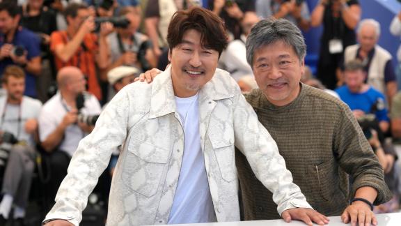 Regisseur Hirokazu Koreeda (r) und Schauspieler Song Kang-ho stellten ihren Film "Broker" in Cannes vor. Foto: Petros Giannakouris/AP/dpa Regisseur Hirokazu Koreeda (r) und Schauspieler Song Kang-ho stellten ihren Film "Broker" in Cannes vor. Foto: Petros Giannakouris/AP/dpa
