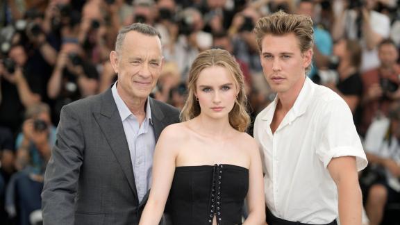 US-Schauspieler und -Produzent Tom Hanks (l) mit Austin Butler (r) und Olivia Dejonge bei der "Elvis"-Premiere. Foto: Joel C Ryan/Invision/AP/dpa US-Schauspieler und -Produzent Tom Hanks (l) mit Austin Butler (r) und Olivia Dejonge bei der "Elvis"-Premiere. Foto: Joel C Ryan/Invision/AP/dpa