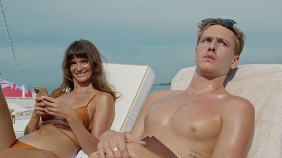 HANDOUT - Szene aus dem Film «Triangle of Sadness». Foto: Fredrik-Wenzel/Plattform/Filmfest Cannes/dpa - ACHTUNG: Nur zur redaktionellen Verwendung im Zusammenhang mit einer Berichterstattung über das 75. Filmfestival in Cannes und nur mit vollständiger Nennung des vorstehenden Credits HANDOUT - Szene aus dem Film «Triangle of Sadness». Foto: Fredrik-Wenzel/Plattform/Filmfest Cannes/dpa - ACHTUNG: Nur zur redaktionellen Verwendung im Zusammenhang mit einer Berichterstattung über das 75. Filmfestival in Cannes und nur mit vollständiger Nennung des vorstehenden Credits