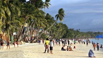 ARCHIV - Urlaub am Strand der Insel Boracay auf den Philippinen. Das Land erleichtert die Einreise für internationale Touristen weiter. Foto: Alejandro Ernesto/dpa