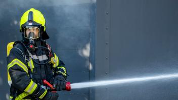 PRODUKTION - Ein Mitglied der Feuerwehr beim Löscheinsatz. Foto: David Inderlied/dpa/Symbolbild