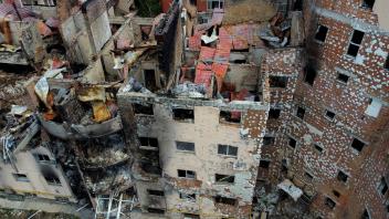 Blick auf Gebäude in Irpin, die durch russischen Beschuss zerstört wurden. Foto: Natacha Pisarenko/AP/dpa