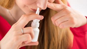 Heuschnupfen: Erst schnäuzen, dann Nasenspray benutzen