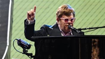 Elton John zählt zu den größten Popstars. Nun will er sich aus dem Musikgeschäft zurückziehen. Foto: Arne Dedert/dpa