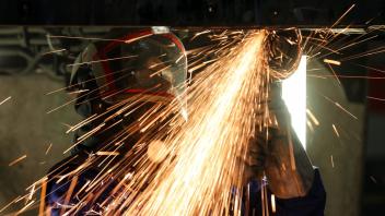 ARCHIV - Eingetrübte Lage: Die deutsche Maschinenbau-Industrie muss ihre Produktionsprognose erneut senken. Foto: Jan Woitas/dpa-Zentralbild/dpa