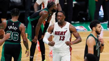 Bam Adebayo (13) von den Miami Heat freut sich über den Sieg gegen die Boston Celtics. Foto: Michael Dwyer/AP/dpa