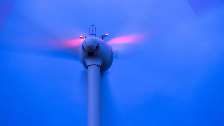 ARCHIV - Eine Windkraftanlage dreht sich in einem Windpark. Foto: Jens Büttner/dpa/Symbolbild