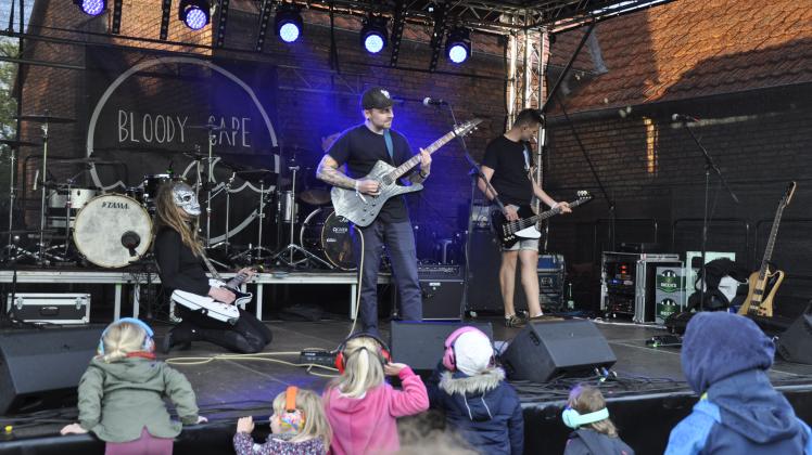 Die Band „Bloody Cape“ aus Perleberg eröffnete das diesjährige Krankenschwester-rock(t)-Festival.