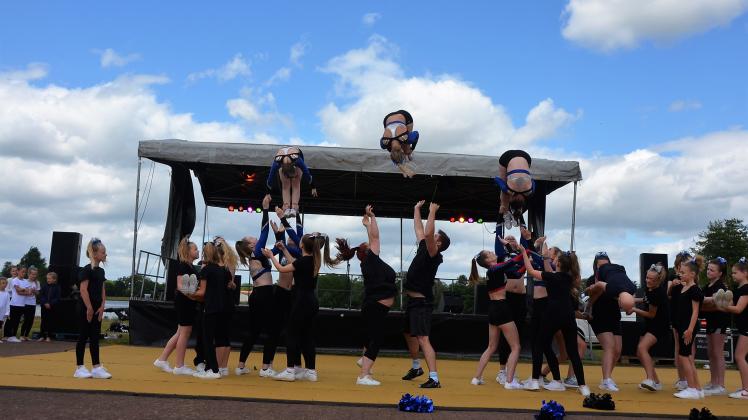 Die Cheerleaders vom TuS Bramsche boten wie eh und je eine spektakuläre Darbietung.