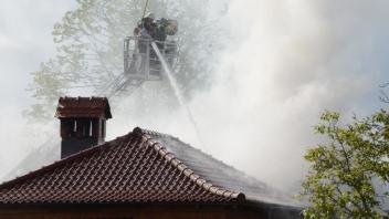Als die Feuerwehren eintrafen, stand das Haus bereits in Vollbrand. Für die Löscharbeiten wurde auch eine Drehleiter eingesetzt.