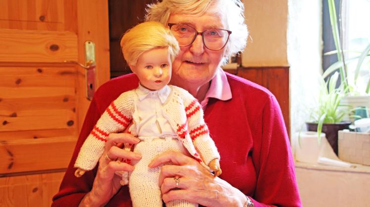 Uta Böckmann, heute 80-jährig, hat sich von klein auf eine Puppe, am liebsten einen Puppenjungen gewünscht. In der Käthe-Kruse-Puppe bzw. der Bad Kösener Künstlerpuppe fand sie ihr Lieblingsstück.