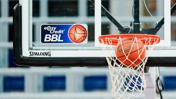 ARCHIV - Eine Basketball landet im Netz. Foto: Uwe Anspach/dpa/Symbolbild