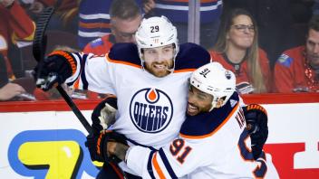 Oilers-Starspieler Leon Draisaitl (l) sorgt in der NHL für Rekorde. Foto: Jeff Mcintosh/The Canadian Press/AP/dpa