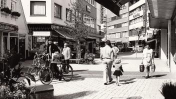 Im September 1973 war das immer noch ein ziemlich neuartiges Erlebnis in Delmenhorst: Menschen flanieren ungestört über die Lange Straße.
