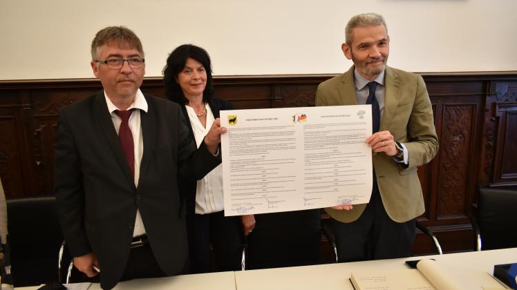 Der Partnerschaftsvertrag wurde von Stadtpräsident Andreas Ohm (CDU, links) und dem Bürgermeister von Bures-sur-Yvette, Jean-François Vigier (links) unterschrieben. Jane Weber (CDU) vertrat den Bürgermeister. 