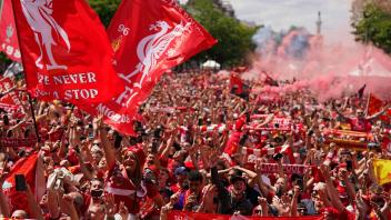 Tausende Liverpool-Anhänger feiern in einer Fanzone in Paris. Foto: Jacob King/PA Wire/dpa