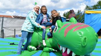 Auf der Dino-Hüpfburg ist Kerstin Masan mit ihren Enkelinnen Maja und Pia (l.) unterwegs.
