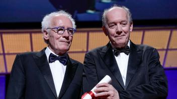 Besondere Auszeichnung: Die Brüder Jean-Pierre Dardenne (l) und Luc Dardenne nehmen den Preis zum 75-jährigen Jubiläum für den Film «Tori und Lokia» entgegen. Foto: Joel C Ryan/Invision/AP/dpa