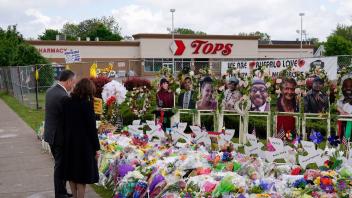 Bilder und Blumen erinnern an die Menschen, die bei einer rassistisch motivierten Attacke getötet wurden. Foto: Patrick Semansky/AP/dpa