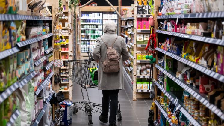 ARCHIV - Die Preise für Lebensmittel dürften in den nächsten Monaten deutlich steigen. Foto: Sven Hoppe/dpa
