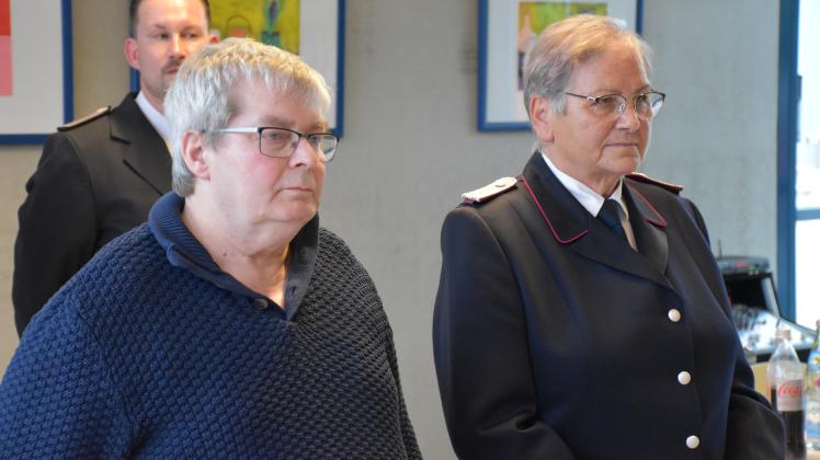 Uwe Gieratz und Renate Lembck werden bei der Jahreshauptversammlung der Feuerwehr Gadebusch für ihre 50-jährige Mitgliedschaft geehrt.