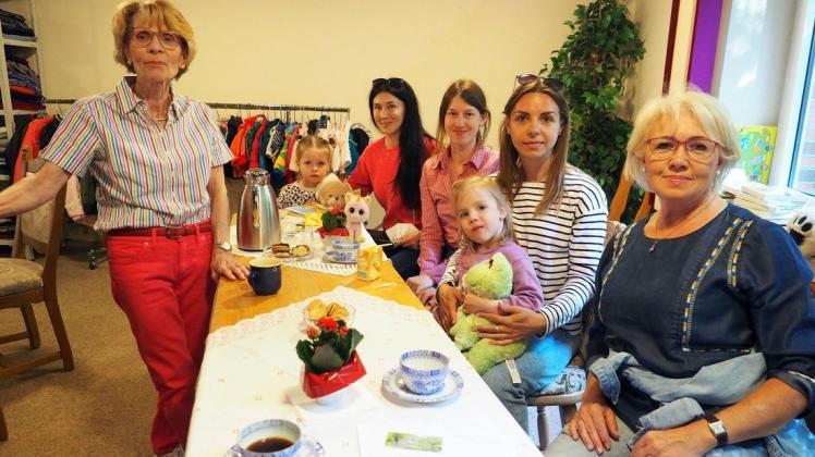 Irma Aschert (von rechts) hilft als Übersetzerin. Olga, die kleine Eva, Natalia, Natascha und die dreijährige Mia sind aus Charkiw geflohen. Ursula Glage gehört zu den Kleiderkammer-Organisatoren.