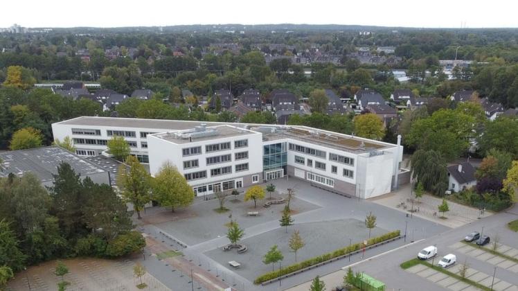 Es ist viel Platz auf dem Dach des Halstenbeker Wolfgang-Borchert-Gymnasium für eine Fotovoltaikanlage – seit Dezember 2019 plant die Solarinitiative dafür.