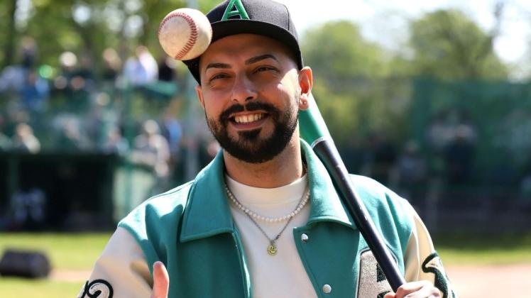 Amar Al-Naimi hat Blut geleckt. Nach seinem First pitch zum Saisonstart der 2. Baseball-Bundesliga ist der erfolgreiche Internet-Streamer zurück bei den Elmshorn Alligators.