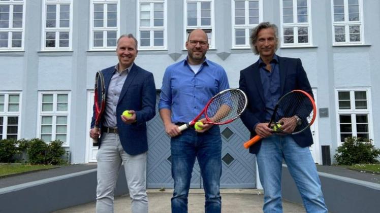 Thorsten Duwe (Firma Melosch, von links),  Toni Meinhardt (Turnierdirektor) und Mike Melosch (Geschäftsführer Melosch).