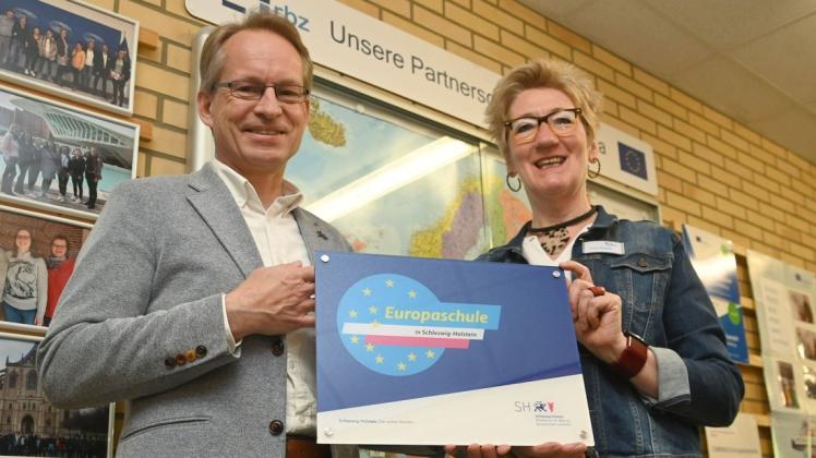 Stolz auf die Zertifizierung zur Europaschule: Schulleiter Carsten Jaeger und Marie Kluthe.