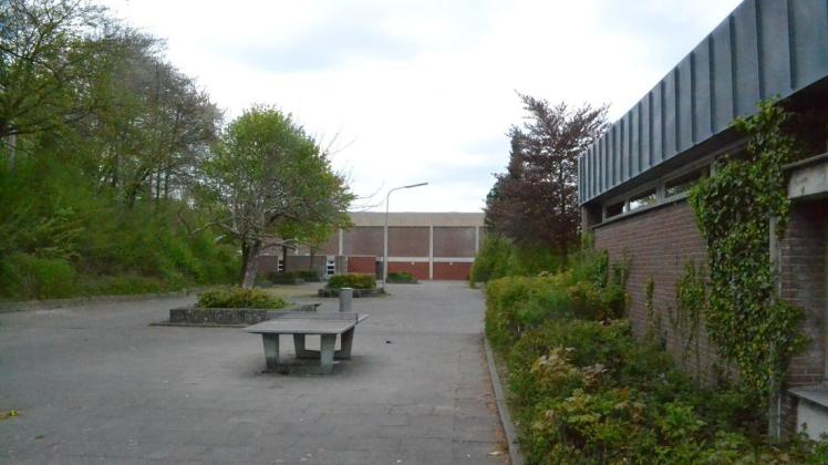 Zwischen der Schule an den Auewiesen (rechts) und der alten Sporthalle (hinten) wäre aus Sicht der Konzeptstudie der einzige Platz für den Bau einer neuen Sporthalle.