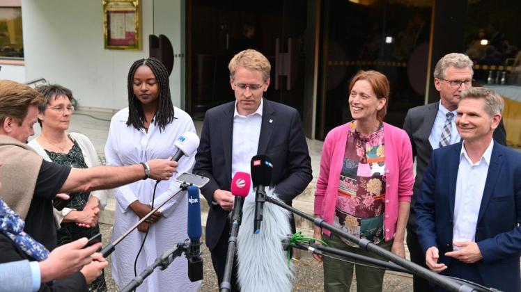 Daniel Günther (CDU, Mitte) gibt mit Karin Prien (CDU) sowie  Monika Heinold (links) und Aminata Touré (2.v.l.), sowie Bernd Buchholz (FDP, 2.v.r.) und Heiner Garg (FDP, r), ein Statement.