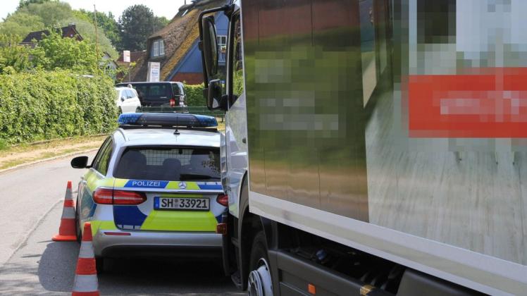 Streifenwagen mit dem ausgebremsten gestohlenen Lkw in Hoisdorf.