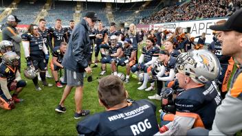 Ansprache von Coach Markus Grahn
Rostock Griffins vs Lübeck Cougars
American Football 2022
Foto: Georg Scharnweber