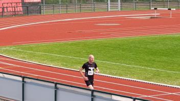 Dirk Bramlage, Läufer des LC 93 Delmenhorst, im Stadion an der Düsternortstraße