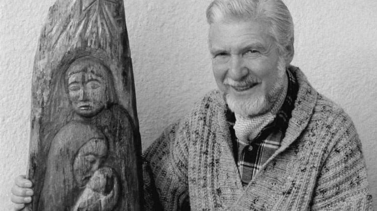 In reduzierter Formensprache verkünden Karl Ickers Stein- und Holzskulpturen das Christfest und fordern zur meditativen Sammlung auf.