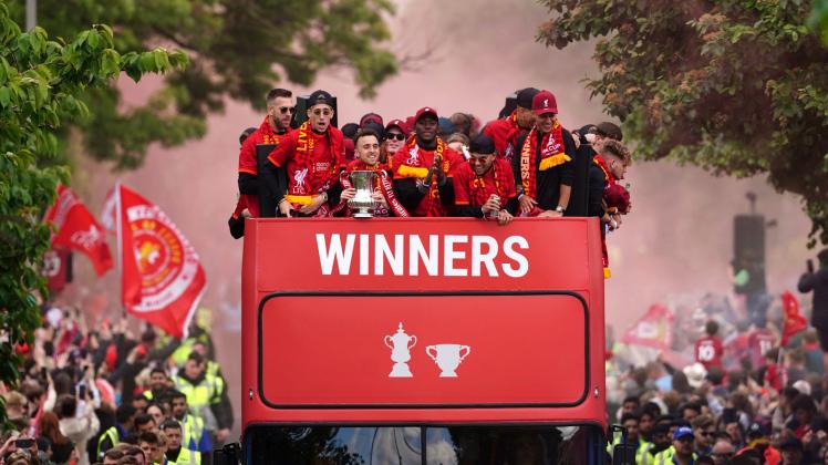 Nicht den Königsklassenpott, aber zwei nationale Pokale feierten die Liverpool-Profis nach der Niederlage gegen Real in der Heimat. Foto: Martin Rickett/PA/AP/dpa