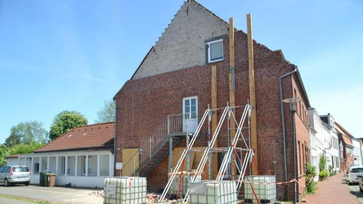 Derzeit ist die einsturzgefährdete Fassade in der Tönninger Neustadt mit schweren Balken und einem Gerüst gesichert.