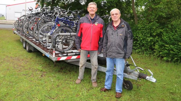 Der Vorsitzende Bernd Wülfken (rechts) und Tourenleiter Ernst-Ulrich Staniullo suchen derzeit einen Fahrer für den Tandemclub Weisse Speiche Hamburg, der die Fahrräder transportieren kann.