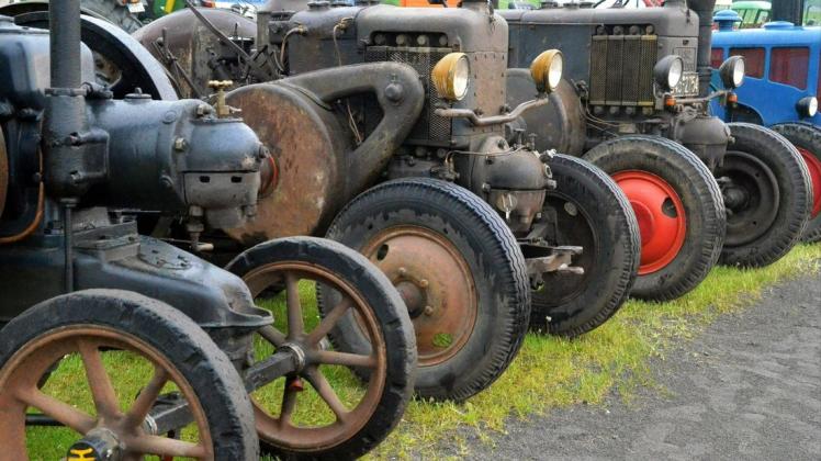 Nostalgie in Reih und Glied: Historische Traktoren werden in Brokstedt gezeigt.