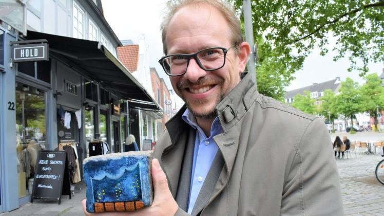 Einen blau-bemalten Pflasterstein hat sich Oberbürgermeister Tobias Bergmann als Gastgeschenk für seinen Hamburger Amtskollegen ausgesucht.