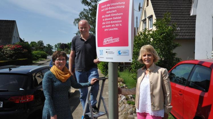 Plakate als Bürgerinformation:  Die Stadtverwaltung beschreitet neue Wege. Das erste Plakat haben Christina Schötzow (links), Lars Linnemann und Ines Perrey in der Ernst-Barlach-Straße aufgehängt.