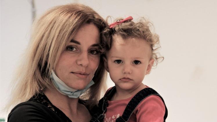 Irina Zagrijchuk ist mit ihrer Tochter Daniela und vier weiteren Kindern aus der Nähe von Kiew geflohen und sucht nun nach Babykleidung.