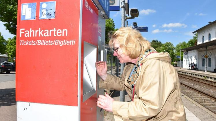 Harriet Stieg war in Eutin eine der ersten, die am Montag an einem der Fahrkartenautomaten gleich zwei 9-Euro-Tickets kaufte.