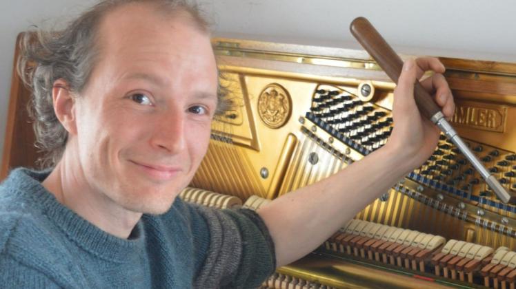 Klavierbauer Hans Andrees Carstensen liebt an seinem Beruf auch den Kontakt zu musikfreudigen Menschen.